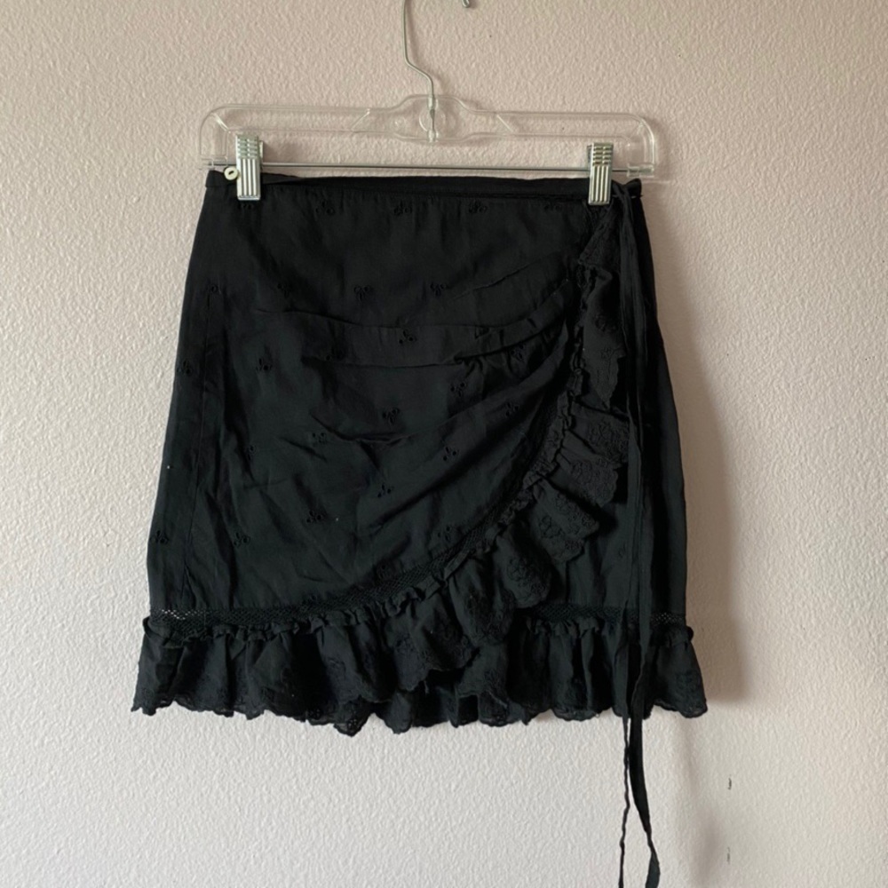 urban outfitters black floral designed wrap skirt